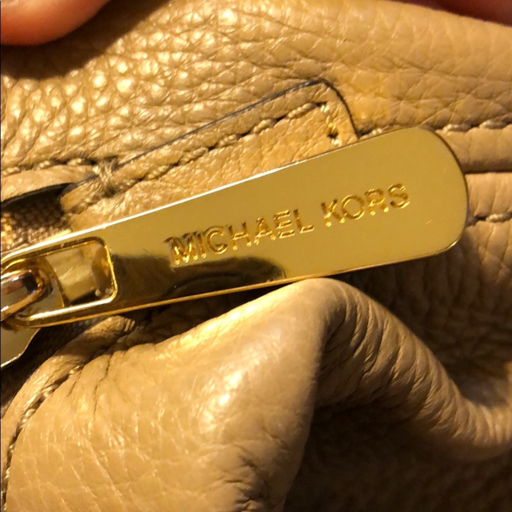 MICHAEL KORS taupe purse with gold detail✨ - Picture 5 of 6
